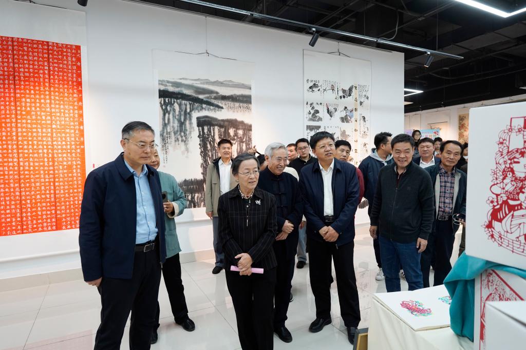 20241023走进崇高合影、参观2.jpg